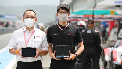 写真左：モータースポーツ部シニアマネージャー 河内洋文さん、右：モータースポーツ部エンジニア 清水暢昭さん