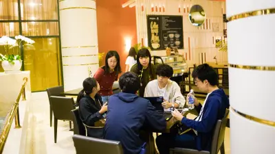 学生たちは寝食をともにしながらミッションに挑む。